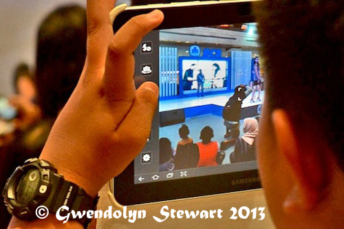 How Many Screens? Observing a Beauty Contest 
at the Ambarrukmo Mall, Yogyakarta, Indonesia, Photographed by 
Gwendolyn Stewart, c. 2014; All Rights Reserved